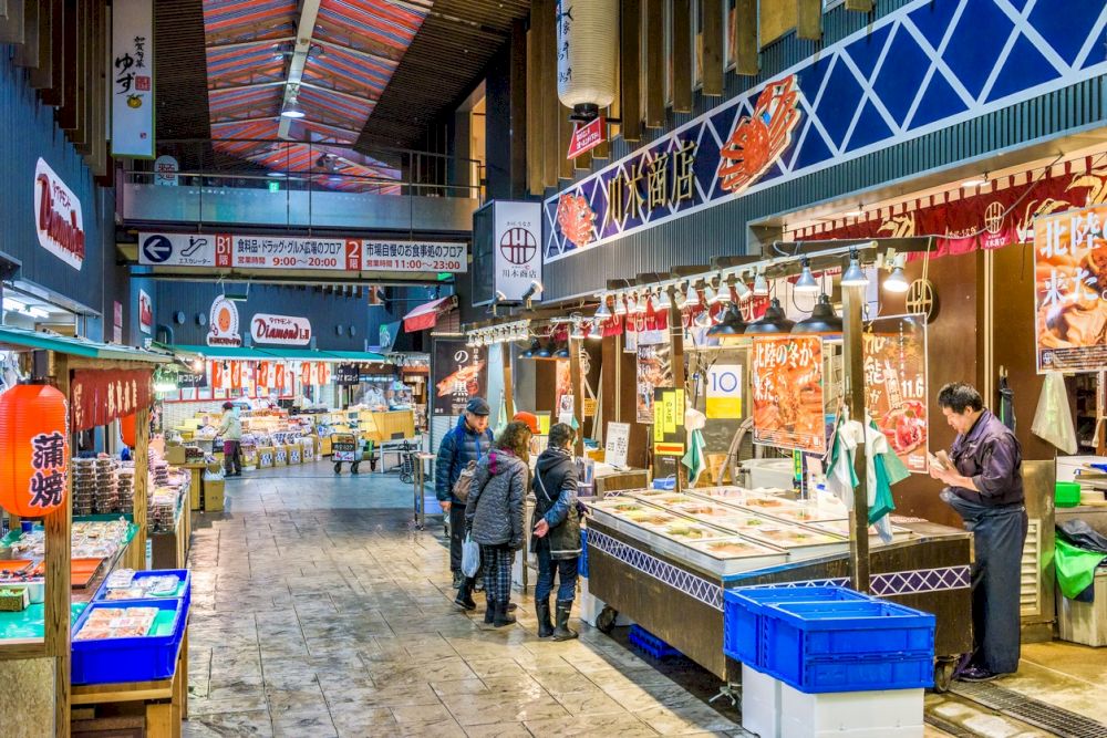 This experience offers fresh oceanic flavors, authentic local market atmosphere, and maritime culinary culture discovery (Source: Freepik)